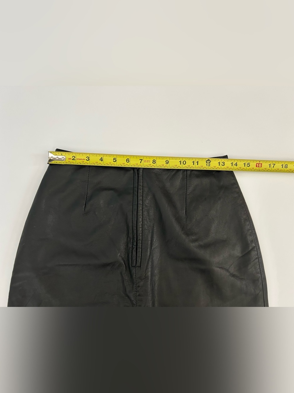Vintage Wilson’s Leather Maxima Black Pencil Straight Skirt
90’s
Back Slit
Lined - Picture 9 of 11